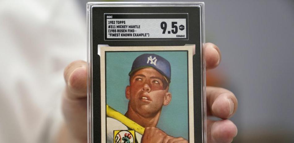 Una tarjeta de béisbol de Mickey Mantle es mostrada en la subasta de artículos de colección de Heritage Auctions en Dallas, el 21 de julio de 2022.