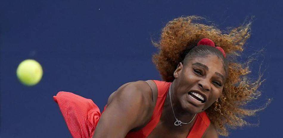 Serena Williams saca contra Sloane Stephens en la tercera ronda del US Open, 5 de setiembre de 2020 en Nueva York.
