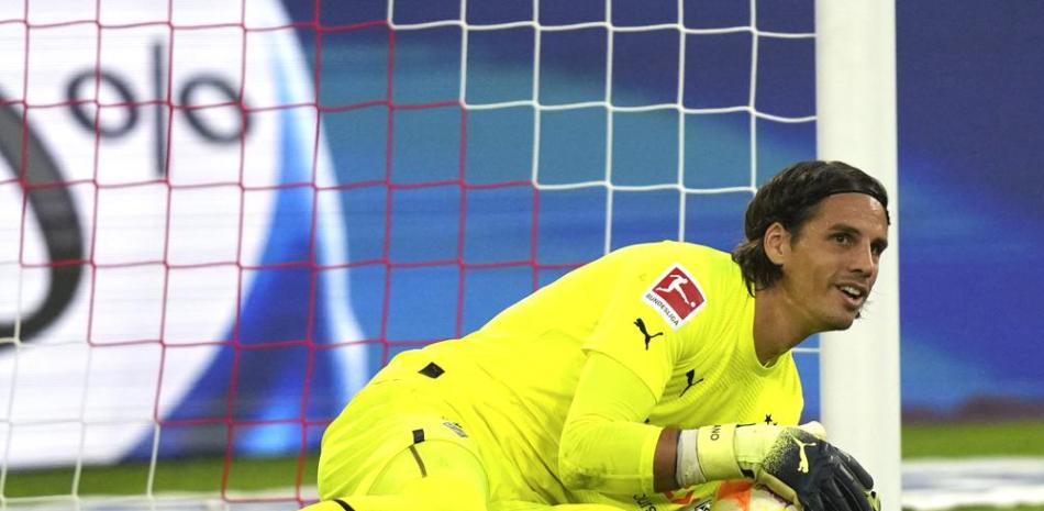 El arquero del Moenchengladbach Yann Sommer atrapa la pelota durante el partido frente al Bayern Munich en la Bundesliga.