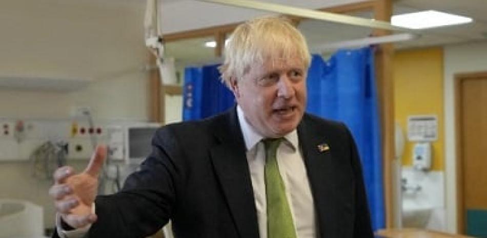 El primer ministro británico, Boris Johnson durante una visita al Centro Ortopédico del Suroeste de Londres. Foto: AFP.