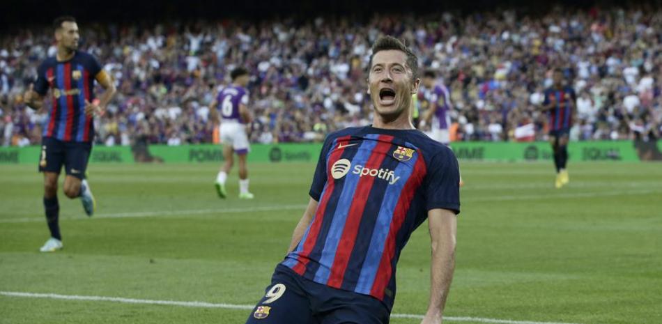 Robert Lewandowski, del Barcelona, celebra tras anotar el primer gol ante Valladolid en la Liga española.