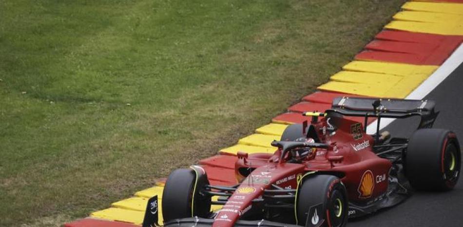 Carlos Sainz, de Ferrari, aparece durante la clasificación para el Gran Premio de Bélgica.