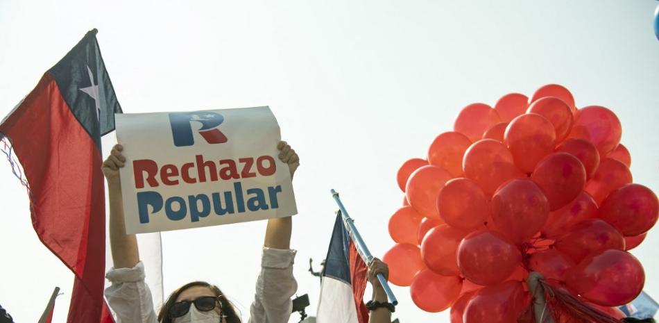La gente se manifiesta contra el borrador de la nueva constitución en Santiago, el 27 de agosto de 2022. MARTÍN BERNETTI / AFP