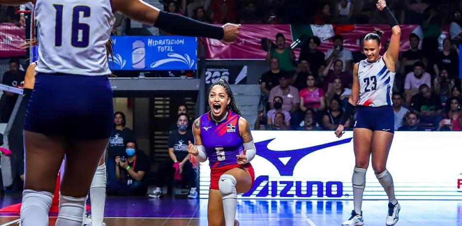 Brenda Castillo celebra el triunfo ante Colombia para retener la corona de campeón en la Copa Panamericana de Voleibol.