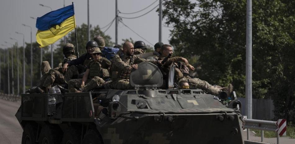 Militares ucranianos viajan en un vehículo blindado en Donetsk, Ucrania, ayer 28 de agosto de 2022. ap