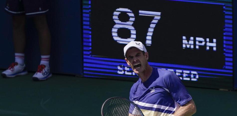 Andy Murray celebra tras derrotar a Francisco Cerúndolo durante la primera ronda del US Open.
