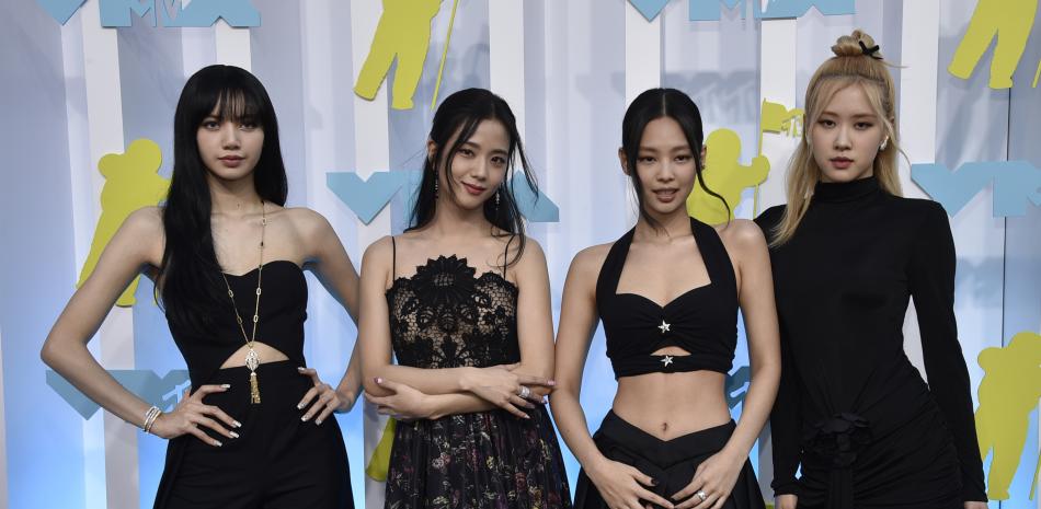 Blackpink, desde la izquierda, Lisa, Jisoo, Jennie y Rose llegan a los MTV Video Music Awards. Foto AP.