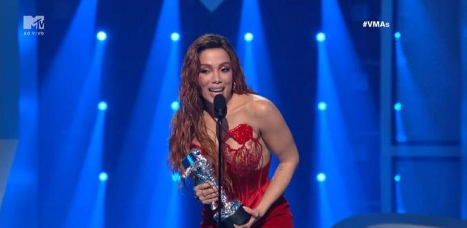 Anitta al recibir el premio al mejor video por su audiovisual "Envolver".