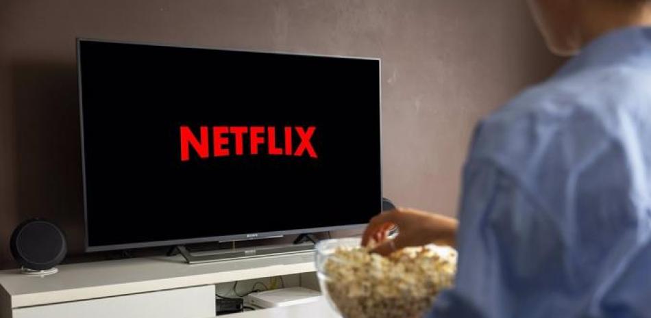 Un usuario de Netflix con la interfaz de la plataforma en el televisor - PIXABAY. Europa Press