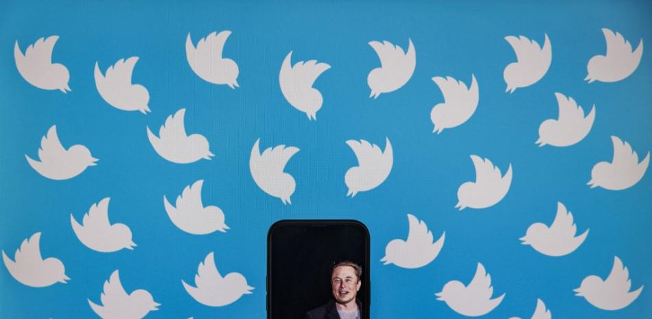 Esta foto de ilustración de archivo tomada el 5 de agosto de 2022 muestra un teléfono celular que muestra una foto de Elon Musk colocada en un monitor de computadora lleno de logotipos de Twitter en Washington, DC.
SAMUEL CORUM / AFP