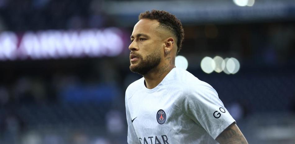 Neymar calienta previo al partido del París Saint Germain ante el Mónaco en la liga francesa.