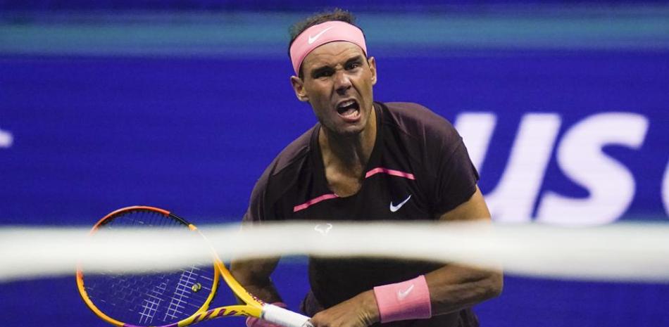Rafael Nadal devuelve contra Rinky Hijikata en la primera ronda del US Open.