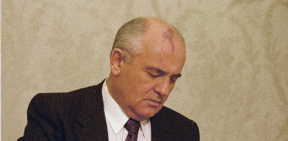 “La política, y no las armas, es la clave para resolver los problemas de seguridad”, escribió Gorbachov.