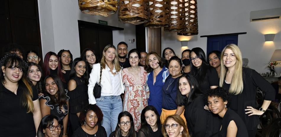 Jóvenes diseñadores del RD Fashion Week junto a María Amalia León, Rosanna Rivera, Claudia Zuleta y Sarah Hermann.