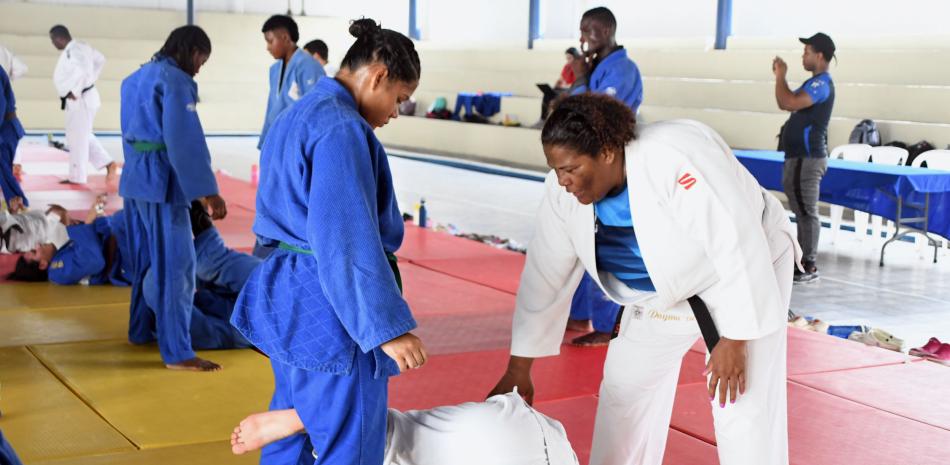 Daima Beltrán instruye a judocas en el campamento de entrenamiento.