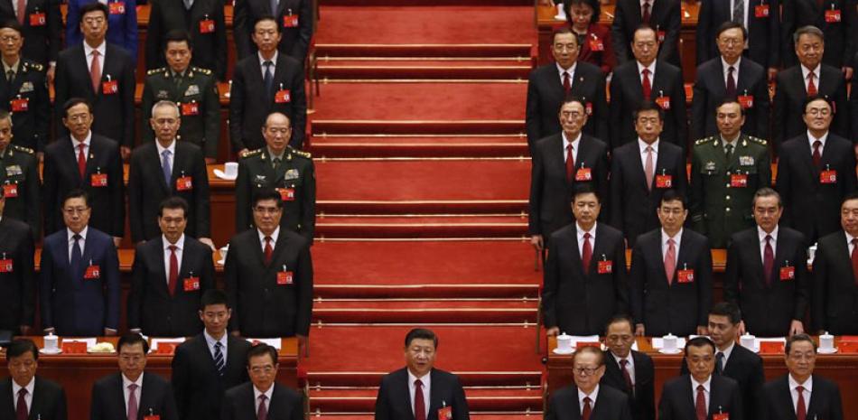 El presidente chino, Xi Jinping, y sus cuadros cantan una canción comunista en el XIX Congreso del Partido celebrada en el Gran Salón el 24 de octubre de 2017. ap