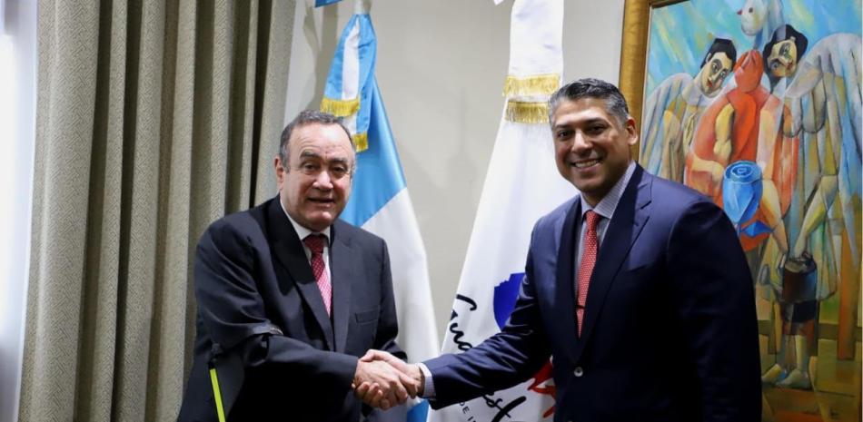 Presidente de Guatemala y ejecutivo de la aerolínea dominicana, Víctor Pacheco.
