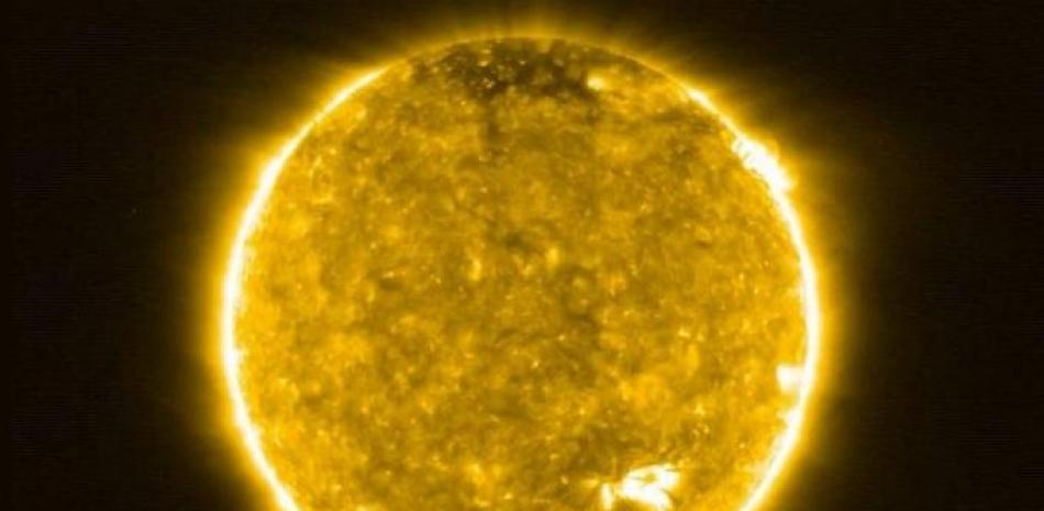 Investigadores crean un modelo 2D para explicar los puntos brillantes de la corona solar