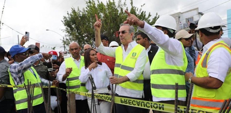 El presidente Luis Abinader supervisa los trabajos de la Cañada Grande, donde en julio pasado dejó iniciada la primera etapa de los trabajos de saneamiento y adecuación.