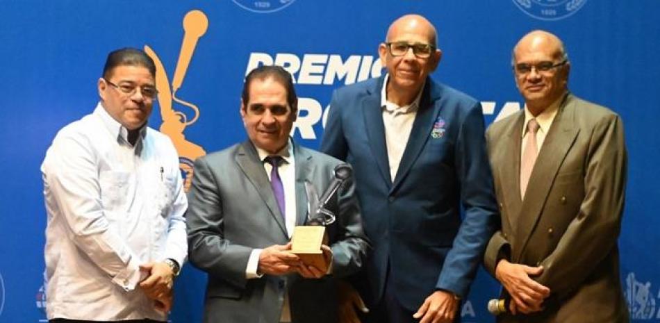 Cruz, recibe su placa de reconocimiento junto a Jorge Torres, presidente de la ACD, Francisco Camacho, ministro de Deportes y Nelson Ramírez, miembro COD.