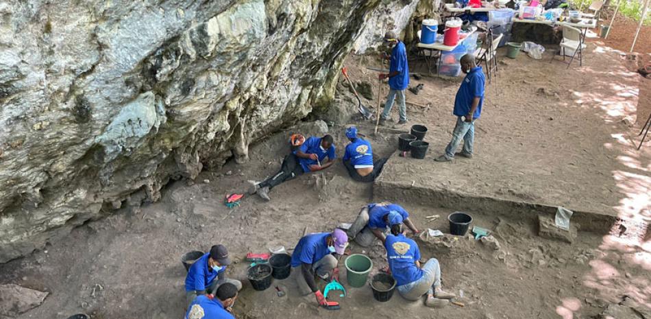 Grupo de arqueólogos excavan, limpian y recogen restos encontrados en cementerio de 3,000 a 4,000 años de antigüedad. jorge martínez/ld