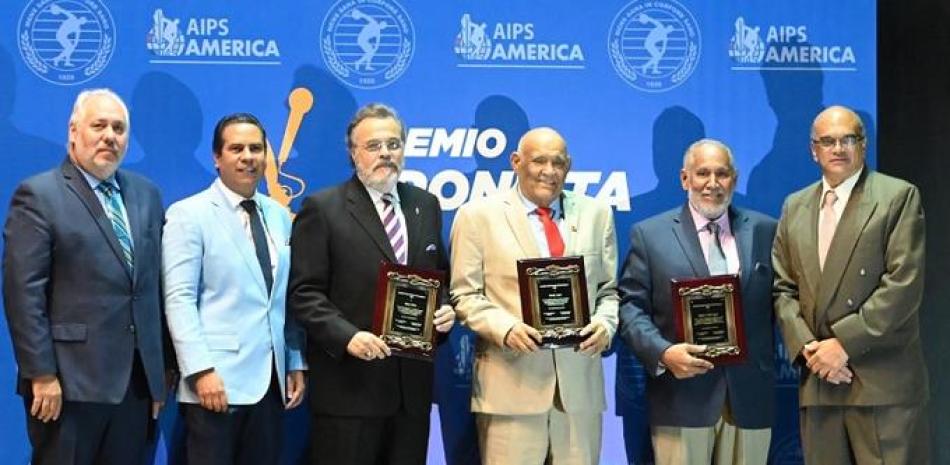 Ricky Noboa, Mendy López y Ramón Cuello son premiados por Fernando Ravelo, José Antonio Mena y George Torres.