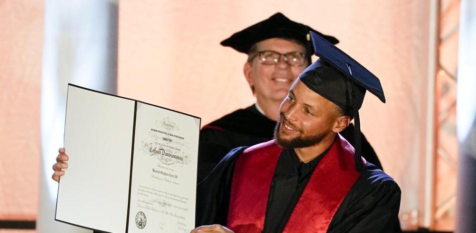 Stephen Curry, posa con su diploma después de su ceremonia de graduación en Davidson College. (Foto AP/Chris Carlson)
