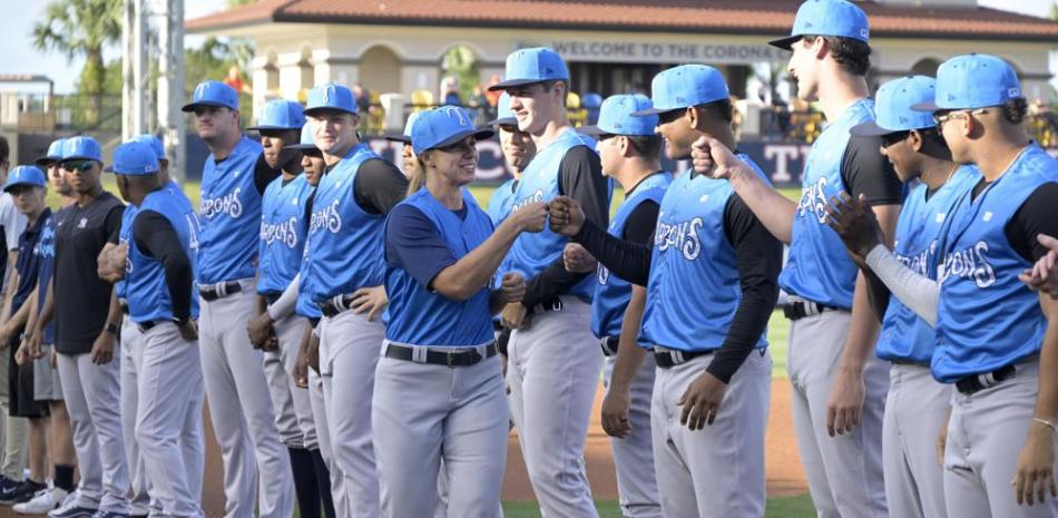 Rachel Balkovec, manager de los Tarpons de Tampa, saluda a sus peloteros, al debutar en el puesto, el viernes 8 de abril de 2022.