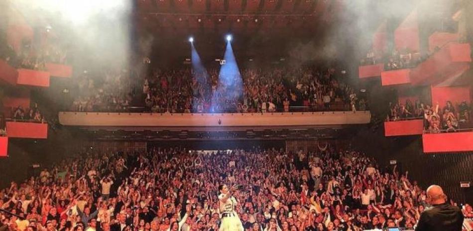 Natalia Jiménez sobre el escenario del Teatro Nacional. Foto: Cuenta oficial de Instagram de la cantante española.