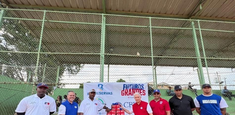 El Comisionado de Béisbol Profesional del Caribe, Juan Francisco Puello Herrera, entrega utilería deportiva al presidente de la Liga Los Vecinitos en Simón Bolívar.