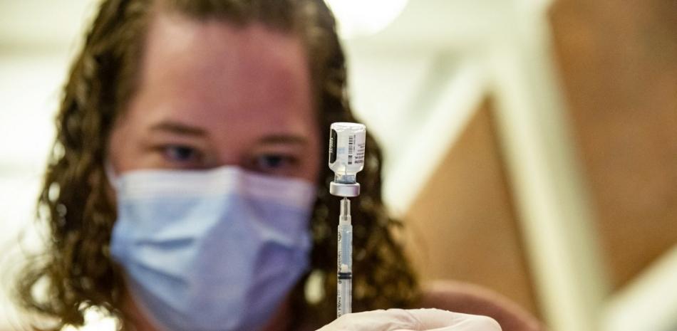 En esta foto de archivo tomada el 6 de enero de 2022, un trabajador médico prepara el refuerzo de la vacuna Pfizer-BioNTech Covid-19 para niños de 12 a 15 años en el Hospital Hartford en Hartford, Connecticut.
José Prezioso / AFP