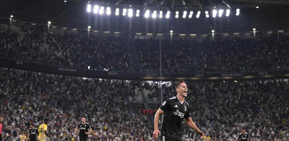 Arkadiusz Milik, de la Juventus, festeja su gol en duelo por la Serie A ante el Spezia, en Turín, Italia.