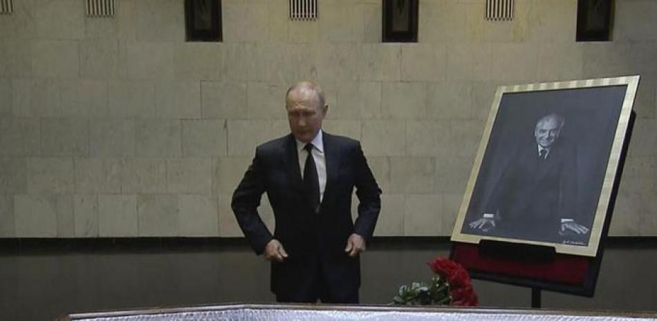 Putin observa el cuerpo de Gorbachov, ayer. ap