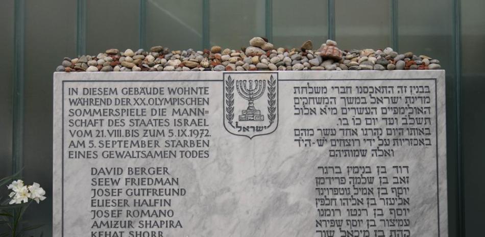 Una placa en recuerdo de los once deportistas israelíes y el agente de policía alemán muertos durante un ataque terrorista en los Juegos Olímpicos de 1972 en Munich.