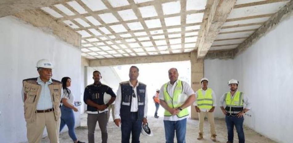 Defensor del Pueblo, Pablo Ulloa, supervisa trabajos de construcción del edificio de esa entidad.