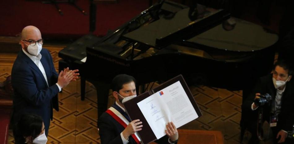 El presidente Gabriel Boric, muestra la versión de la nueva constitución, durante una ceremonia en el antiguo Congreso en Santiago,el 4 de julio de 2022.ap