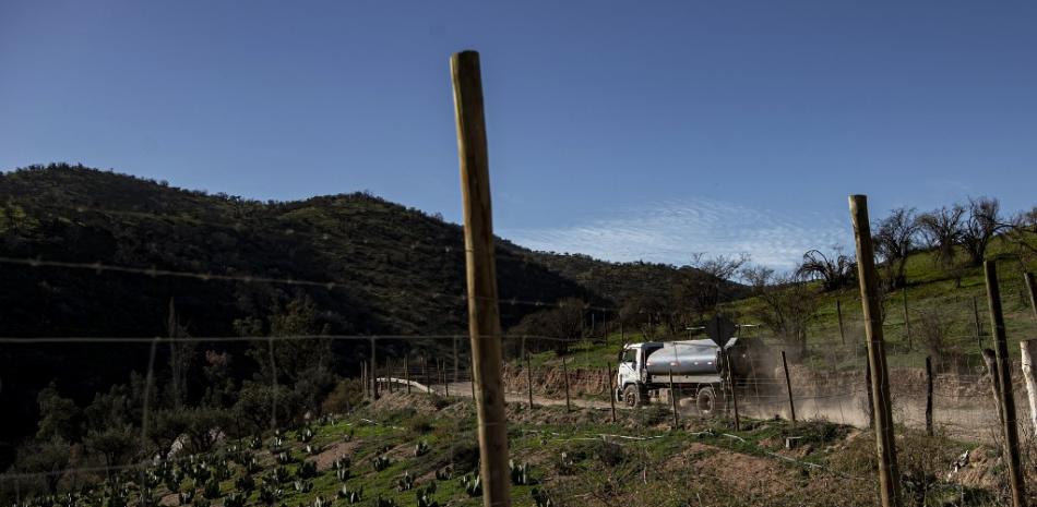 Un camión cisterna distribuye agua en barrios rurales de Til Til, Chile, el 10 de agosto de 2022. Los chilenos votan el 4 de septiembre si aceptan o no una nueva constitución para reemplazar la vigente desde la dictadura de Augusto Pinochet.
Martín BERNETTI / AFP