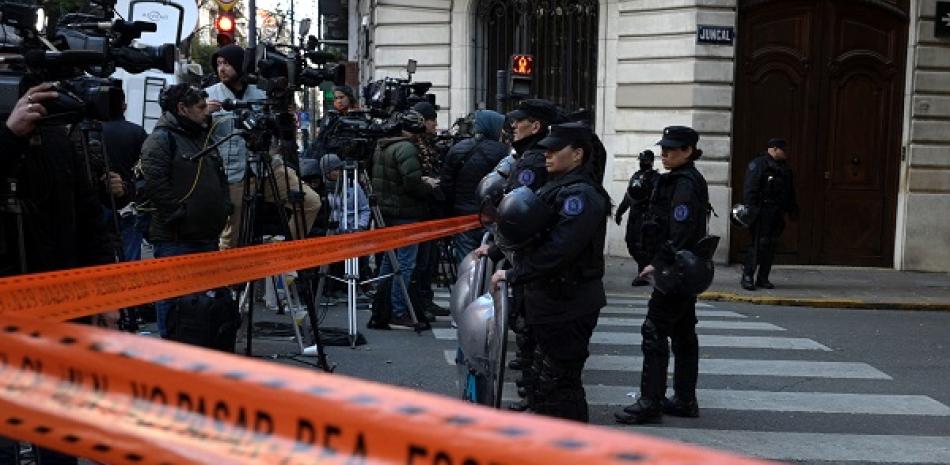 Policía argentina acordonando el lugar del ataque. AFP