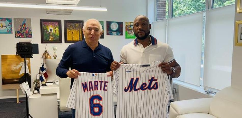 Starling Marte entrega al doctor Ramón Tallaj dos camisetas de los Mets de Nueva York, con el número 6 que usa con ese equipo.