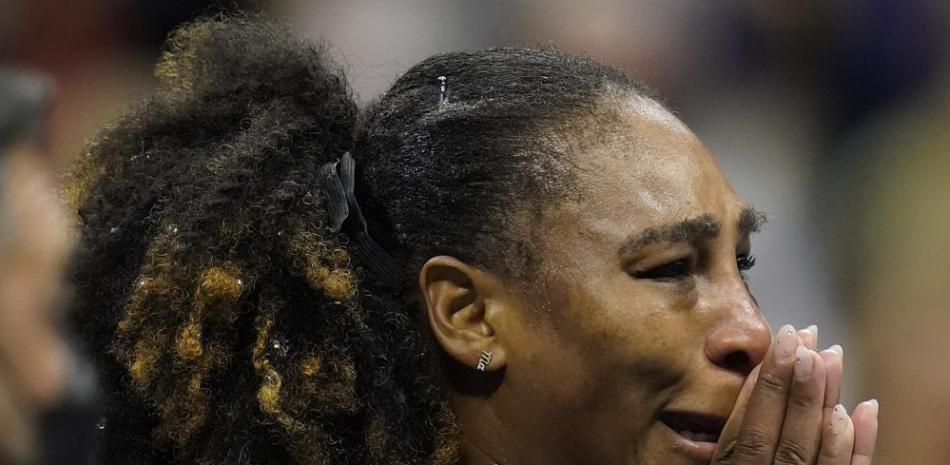 Serena Williams entristecida luego de sucumbir ante la australiana Ajla Tomljanovic en lo que pudo haber sido el último partido de su ilustre carrera.