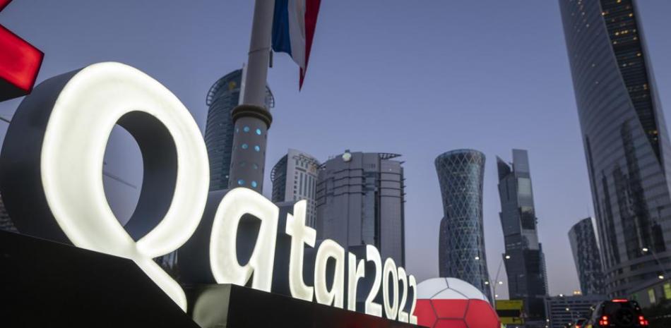 El logotipo de la Copa Mundial de Fútbol se exhibe cerca del Centro de Exposiciones y Convenciones de Doha, en Qatar.