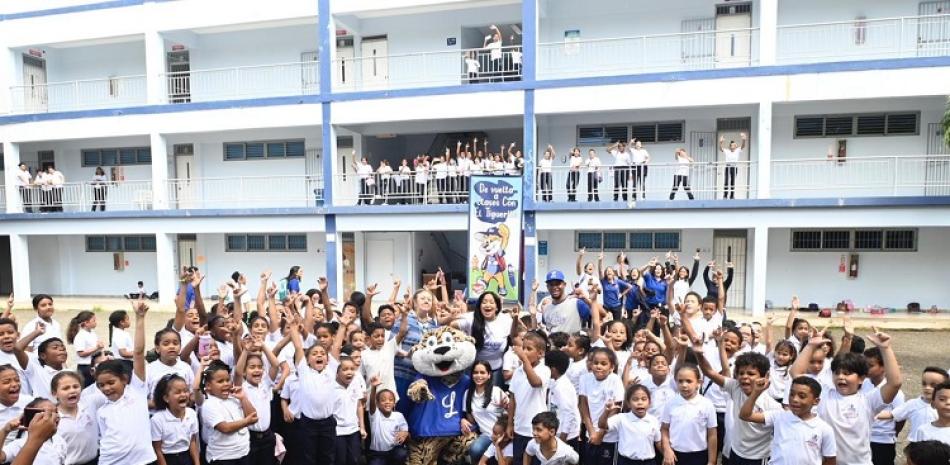 Vista de la visita de los Tigres del Licey al colegio Apec Fernando Arturo de Meriño.