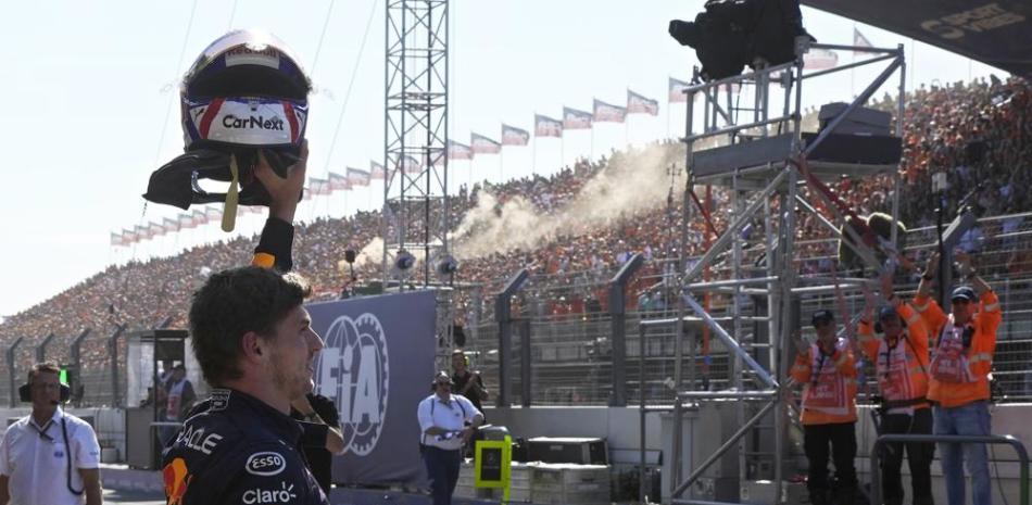 El holandés Max Verstappen, piloto de Red Bull, festeja después de registrar el mejor tiempo en la clasificación para el Gran Premio de Holanda de Fórmula Uno.