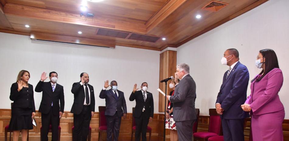 El presidente del Senado, Eduardo Estrella, cuando juramentada al Defensor del Pueblo y sus adjuntos y suplentes.