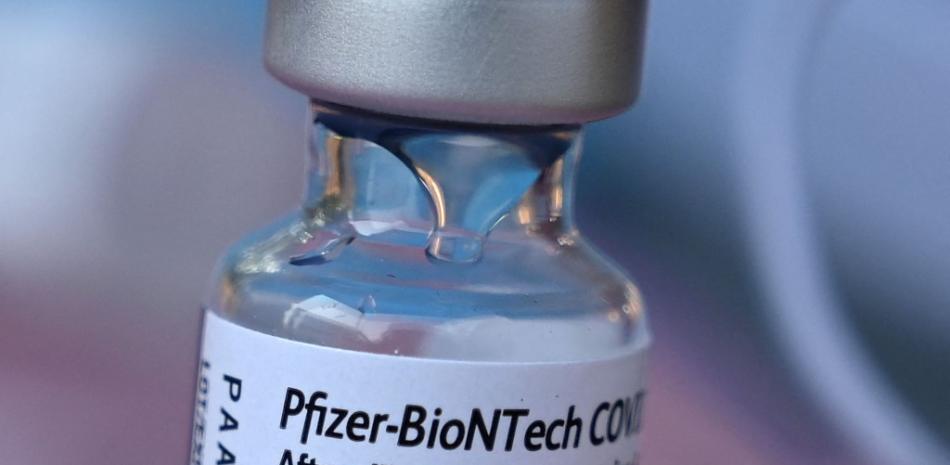 Vial de la vacuna Pfizer-BioNTech Covid-19 en una clínica de vacunas emergente. Robyn Beck / AFP