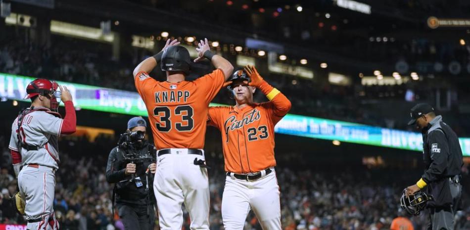 Los jugadores de los Gigantes de San Francisco Joc Pederson (23) y Andrew Knapp (33) celebran un jonrón de tres carreras en el segundo inning contra los Filis.