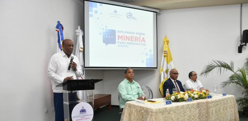 Ministro de Energía y Mina, Antonio Almonte, encabezó la apertura del diplomado sobre minería para periodistas. Foto; Fuente Externa.