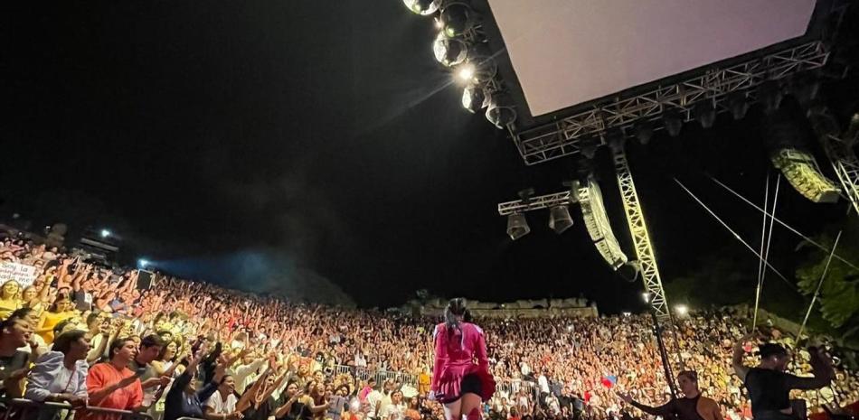 “Adrenalina de la más pura”, fue lo que vivieron los fanáticos dominicanos de la cantante española Rosalía la noche del sábado en el anfiteatro Altos de Chavón, de la Romana con su “Motomami World Tour”.