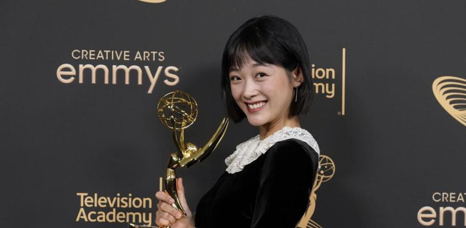 Lee Yoo-Mi posa en la sala de prensa con el premio a mejor actriz invitada en una serie de drama por "Squid Game" en la segunda noche de los Premios Emmy a las Artes Creativas el domingo 4 de septiembre de 2022 en el Teatro Microsoft en Los Angeles. (Foto AP/Chris Pizzello).