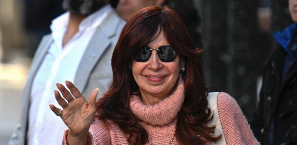 La vicepresidenta argentina Cristina Fernández de Kirchner saluda a sus simpatizantes cuando sale de su residencia en Buenos Aires, el 2 de septiembre de 2022.